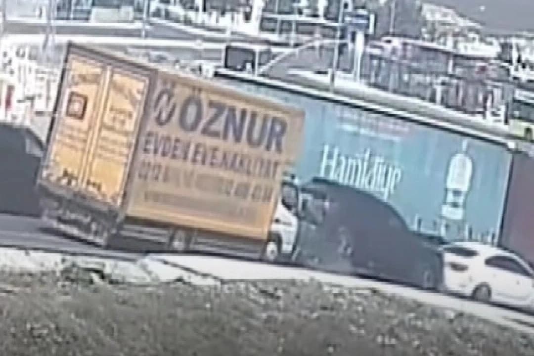 İki aracın arasında sıkıştı