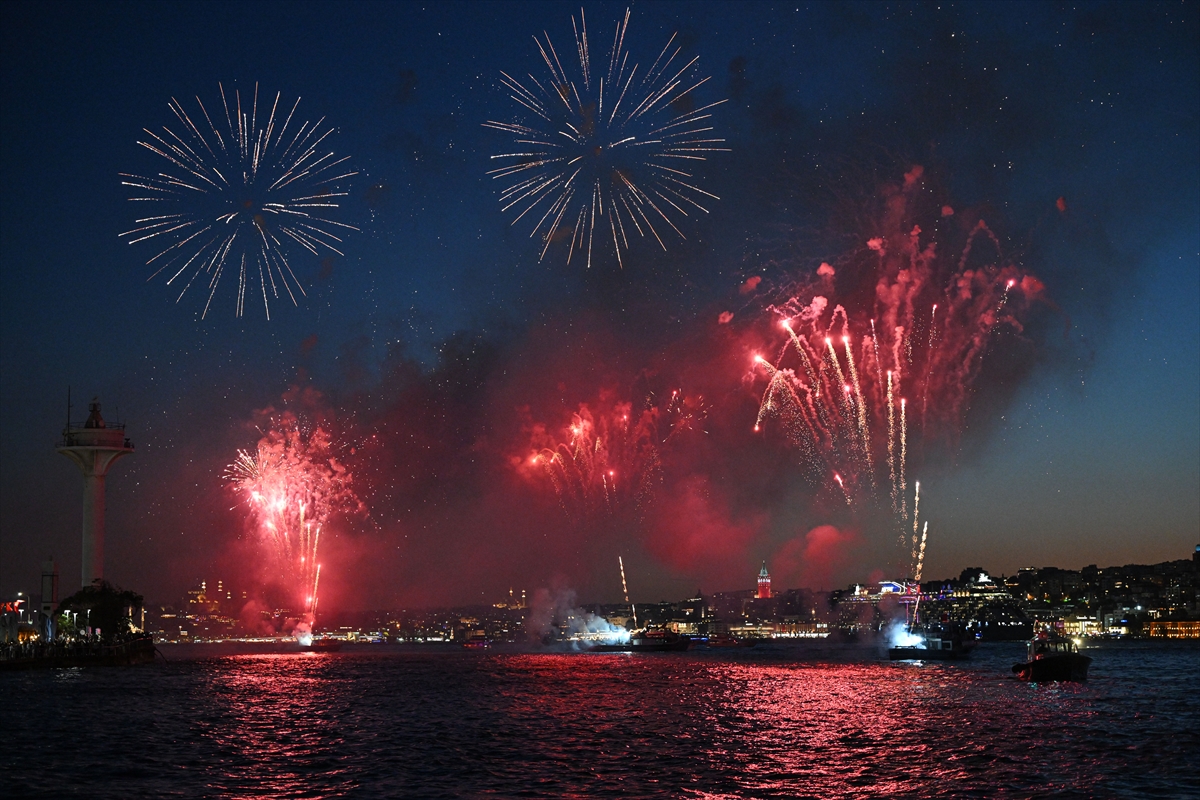 İstanbul'un fethinin 573. yıl dönümü dün gece böyle kutlandı! İşte o görsel şölen...