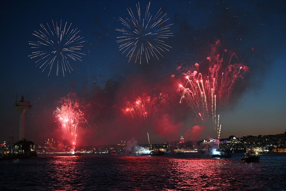 İstanbul'un fethinin 573. yıl dönümü dün gece böyle kutlandı! İşte o görsel şölen...