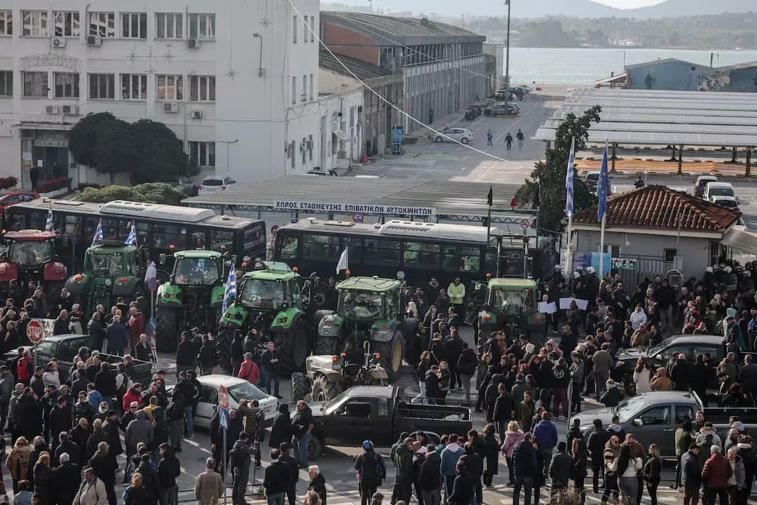 Yunanistan'da çiftçiler Volos Limanı’nı ulaşıma kapattı