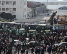 Yunanistan'da çiftçiler Volos Limanı’nı ulaşıma kapattı