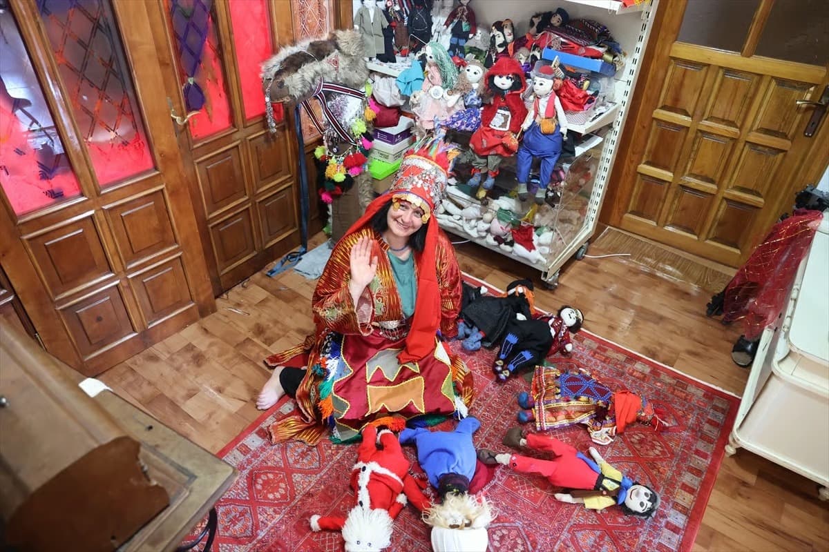 Sivaslı ev kadını dünyaya bez bebek satıyor