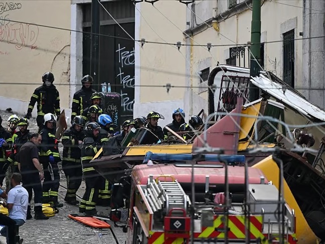 Lizbon'un tarihi tramvayı raydan çıktı: 15 ölü