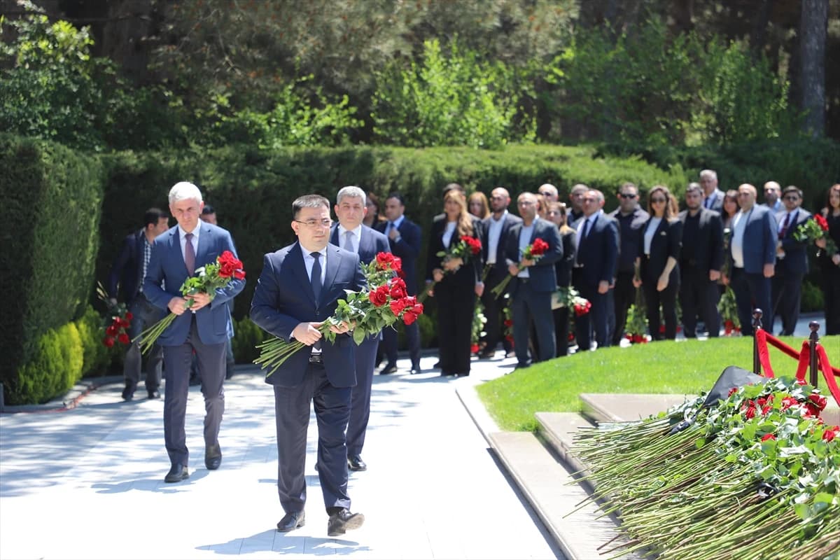 Haydar Aliyev Bakü'de mezarı başında anıldı