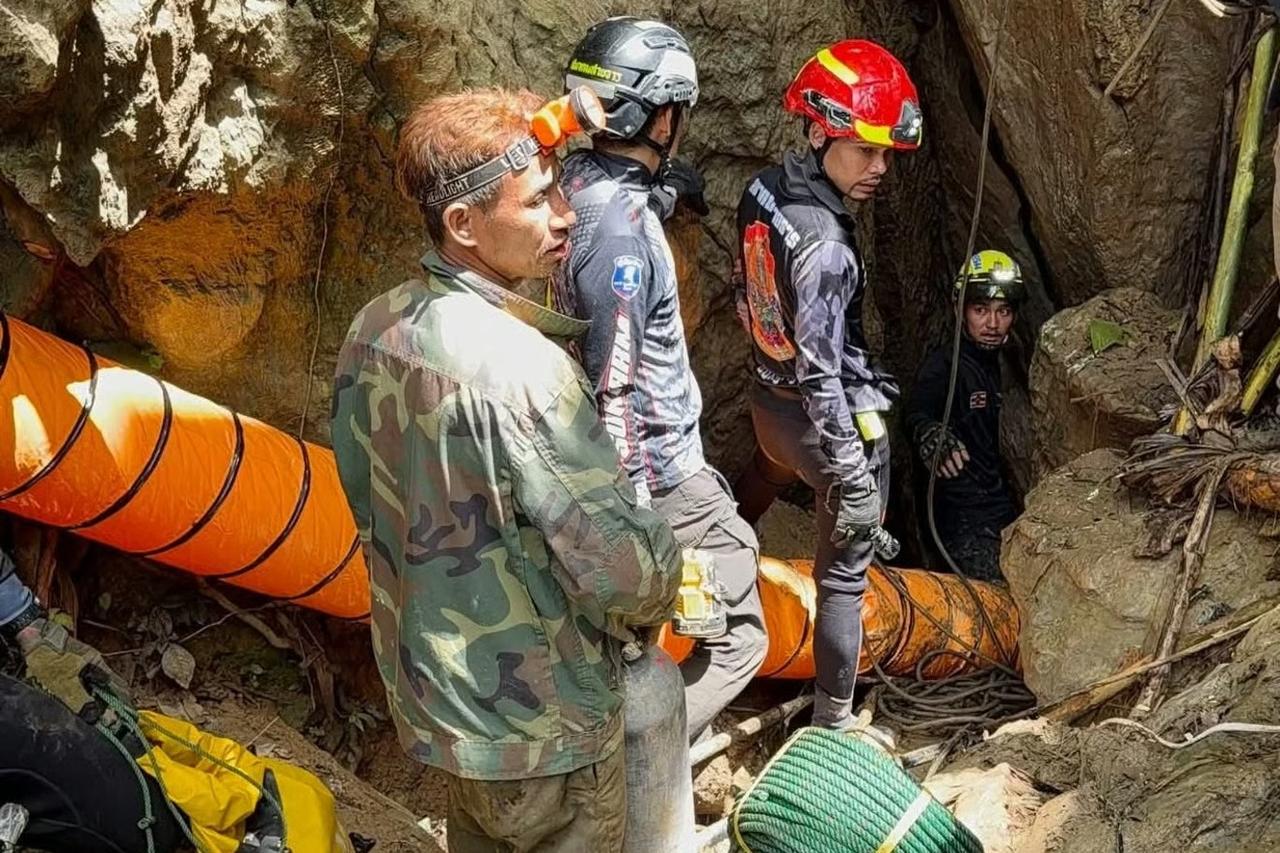 Laos'ta sel sularıyla mağarada mahsur kalan 7 kişiyi kurtarmak için zamana karşı yarış