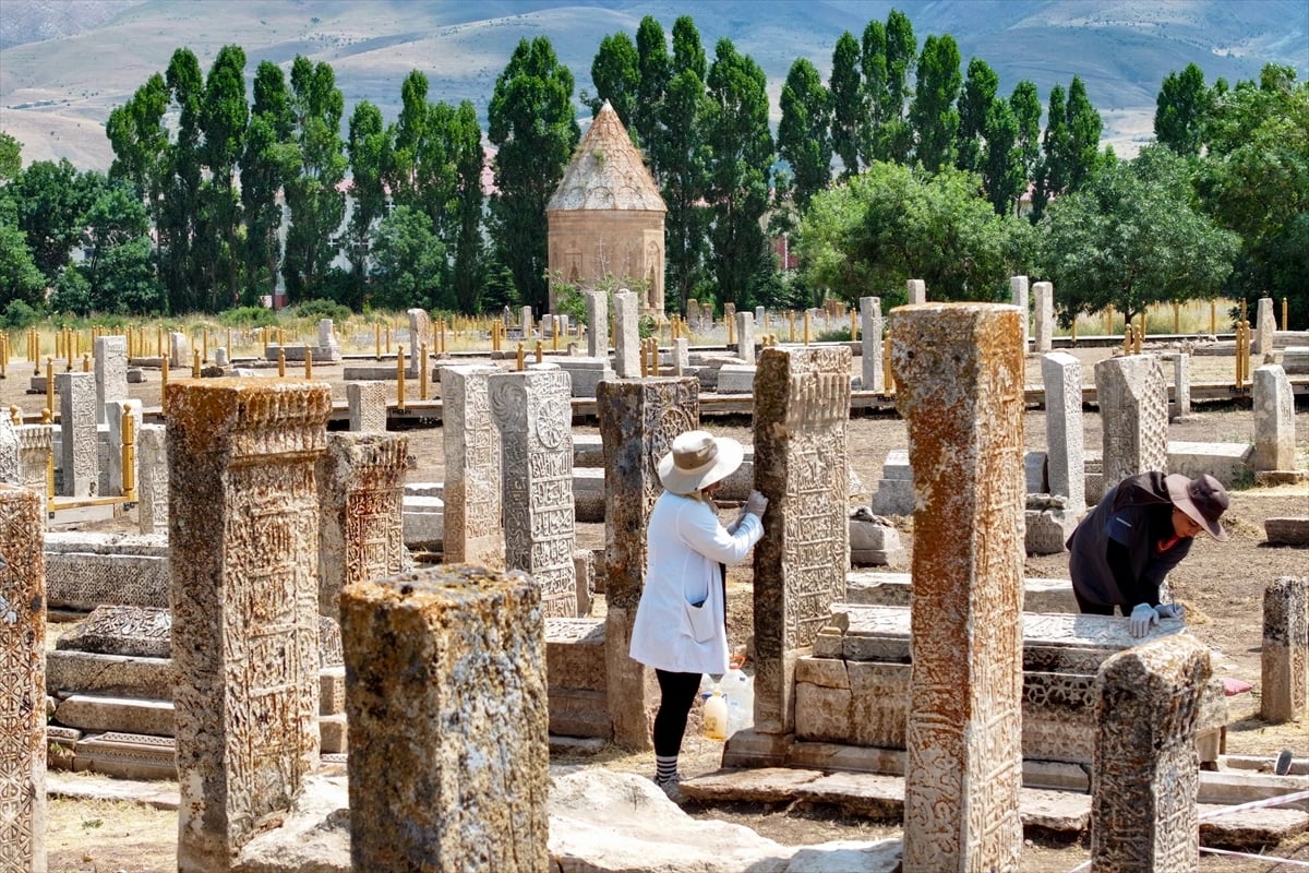 Tarihi Selçuklu Mezarlığı'nda yeni bir ustanın imzasına ulaşıldı