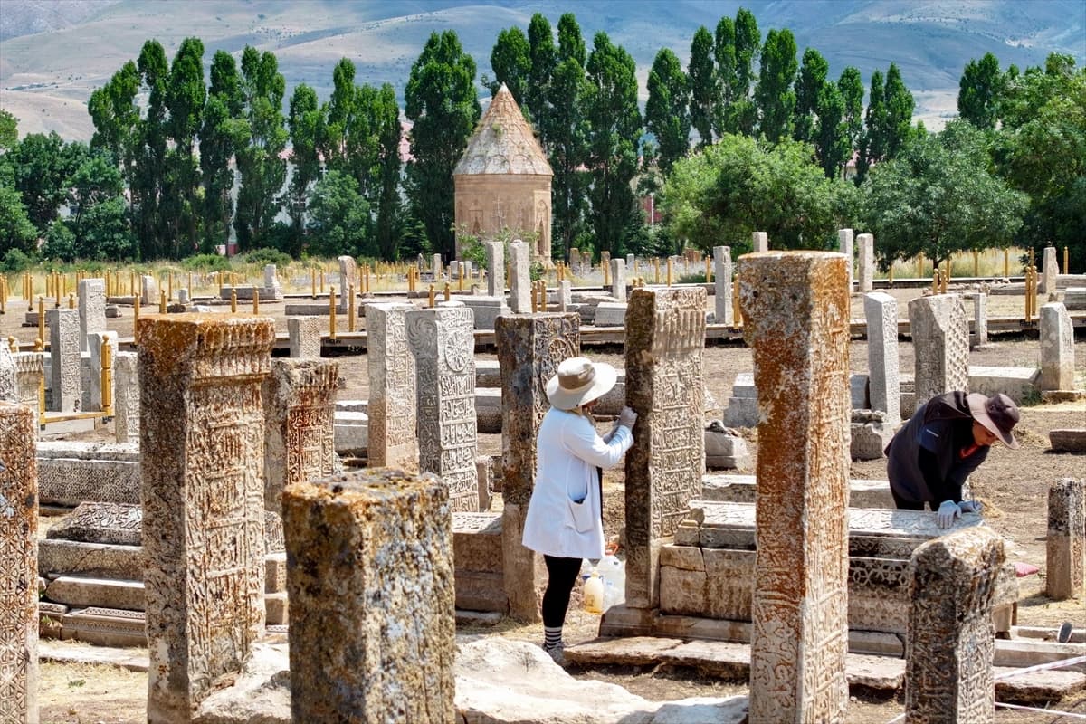 Tarihi Selçuklu Mezarlığı'nda yeni bir ustanın imzasına ulaşıldı