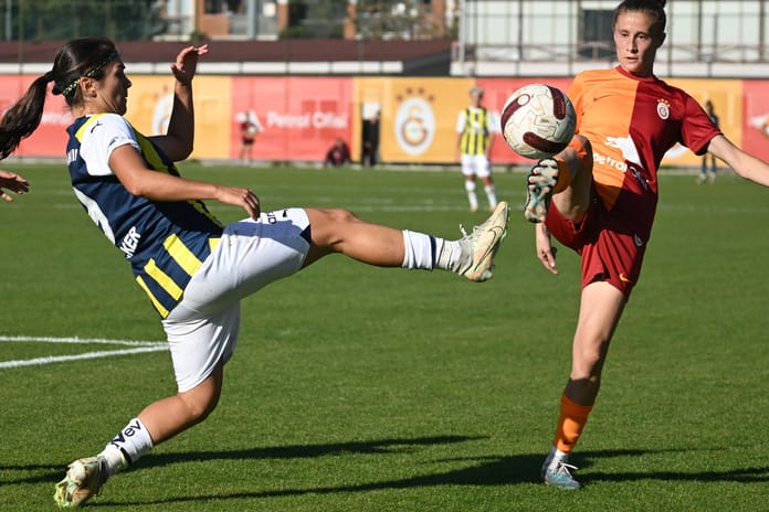 Kadınlar Süper Ligi'nde dev derbi: Fenerbahçe, lider Galatasaray'ı ağırlıyor