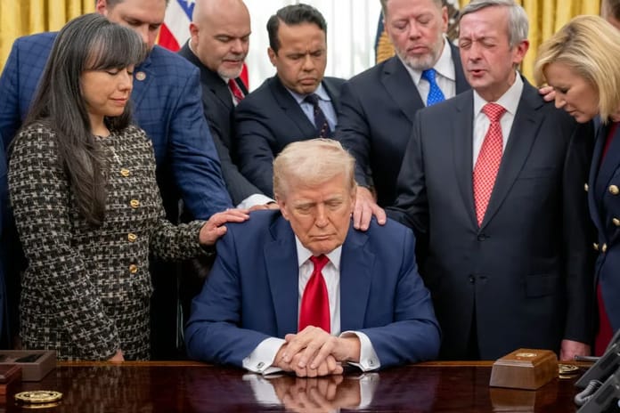 Oval Ofis’te "Trump için dua" tartışma yarattı