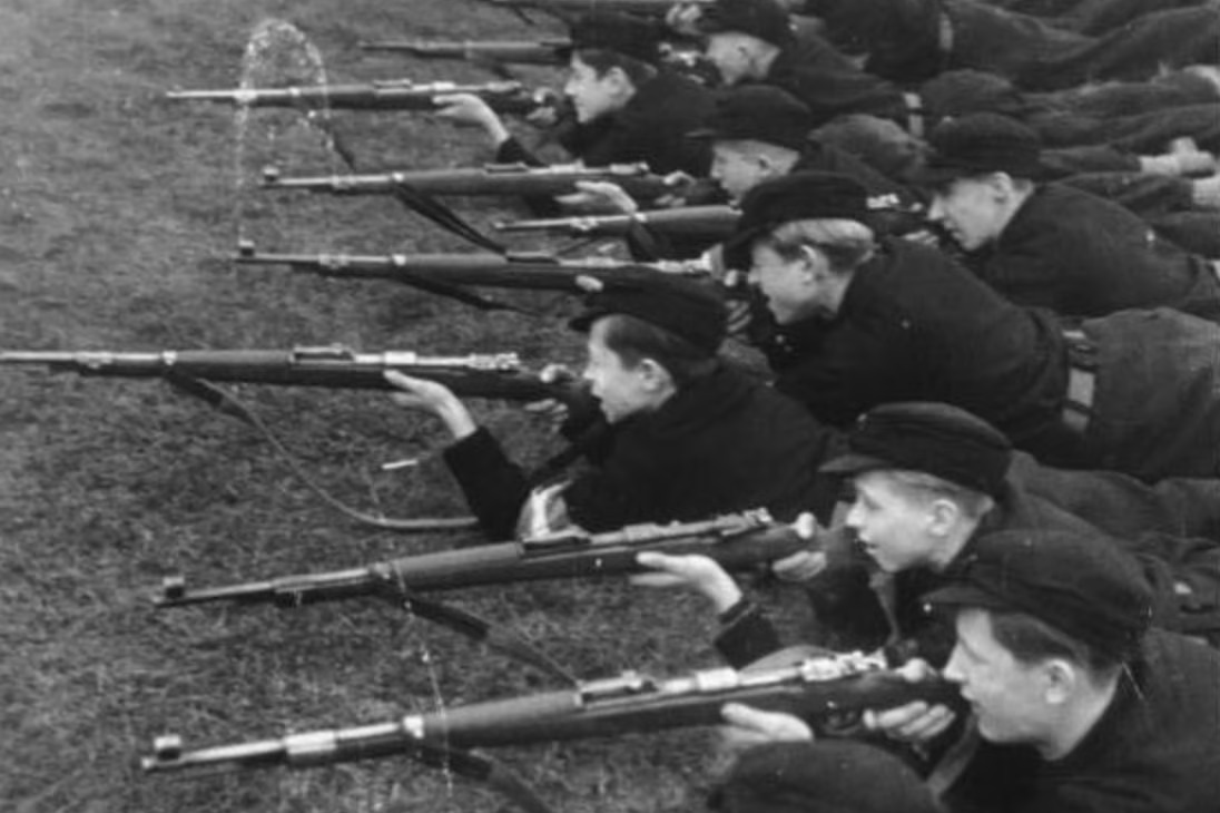 Hitler Gençliği Örgütü o çocuklara neler yaptı?