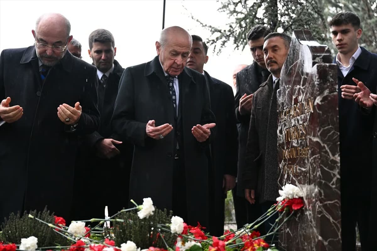 MHP Lideri Bahçeli'den Alparslan Türkeş'in kabrinde 'siyasi birlik' mesajı