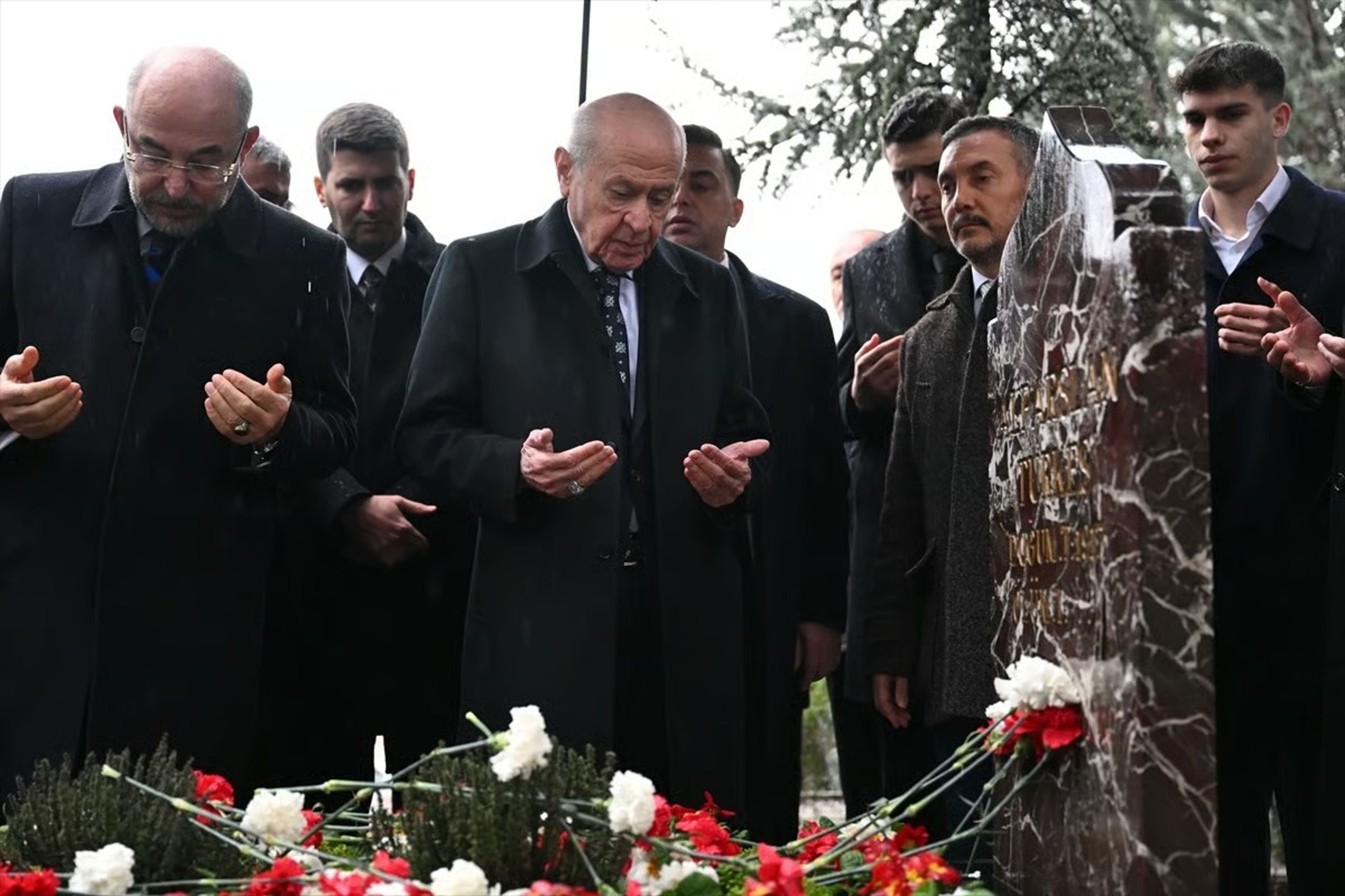 MHP Lideri Bahçeli'den Alparslan Türkeş'in kabrinde 'siyasi birlik' mesajı