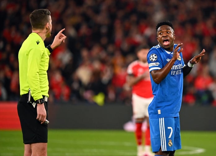 Oyun 10 dakika durduruldu