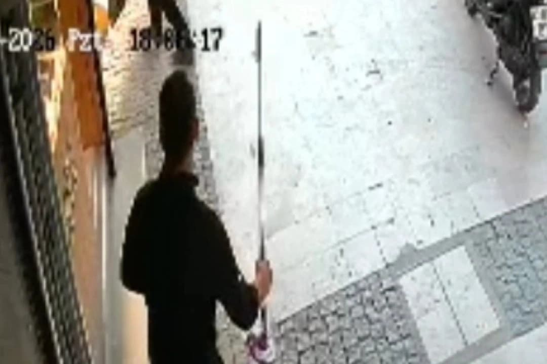 Altınları alamadan kaçmaya çalışan soyguncu esnaf tarafından yakalandı