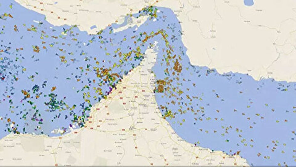 Hürmüz Boğazı'nda bir gemi trafiği günü