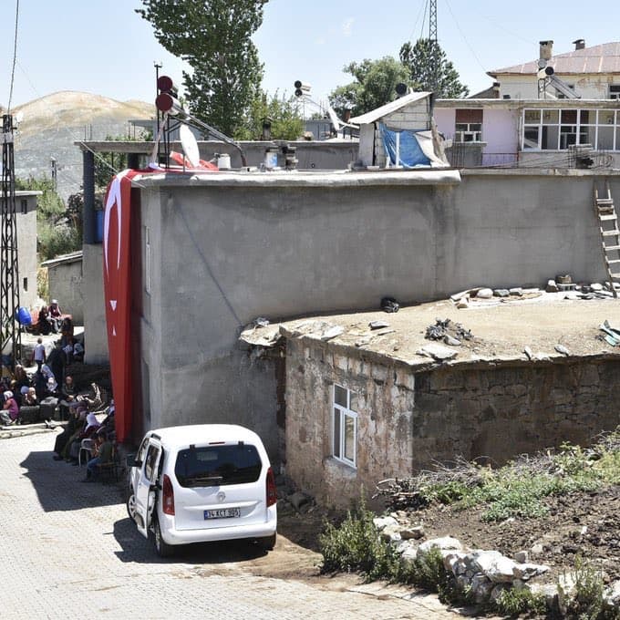 Şehitlerimizin baba evine Türk Bayrağı asıldı
