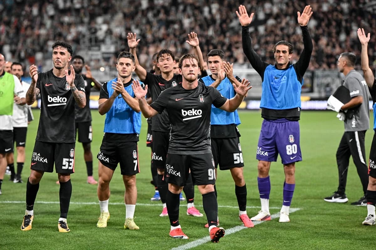Beşiktaş, Hradec Kralove karşısında evinde tur peşinde