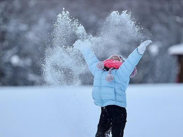 Kar ve buzlanma yurdu esir aldı: 17 ilde eğitime ara verildi