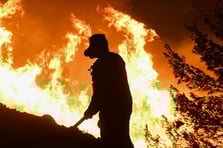 Patra'da orman yangınları yerleşim yerlerine yaklaştı