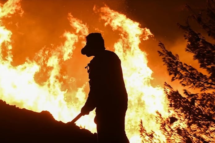 Patra'da orman yangınları yerleşim yerlerine yaklaştı