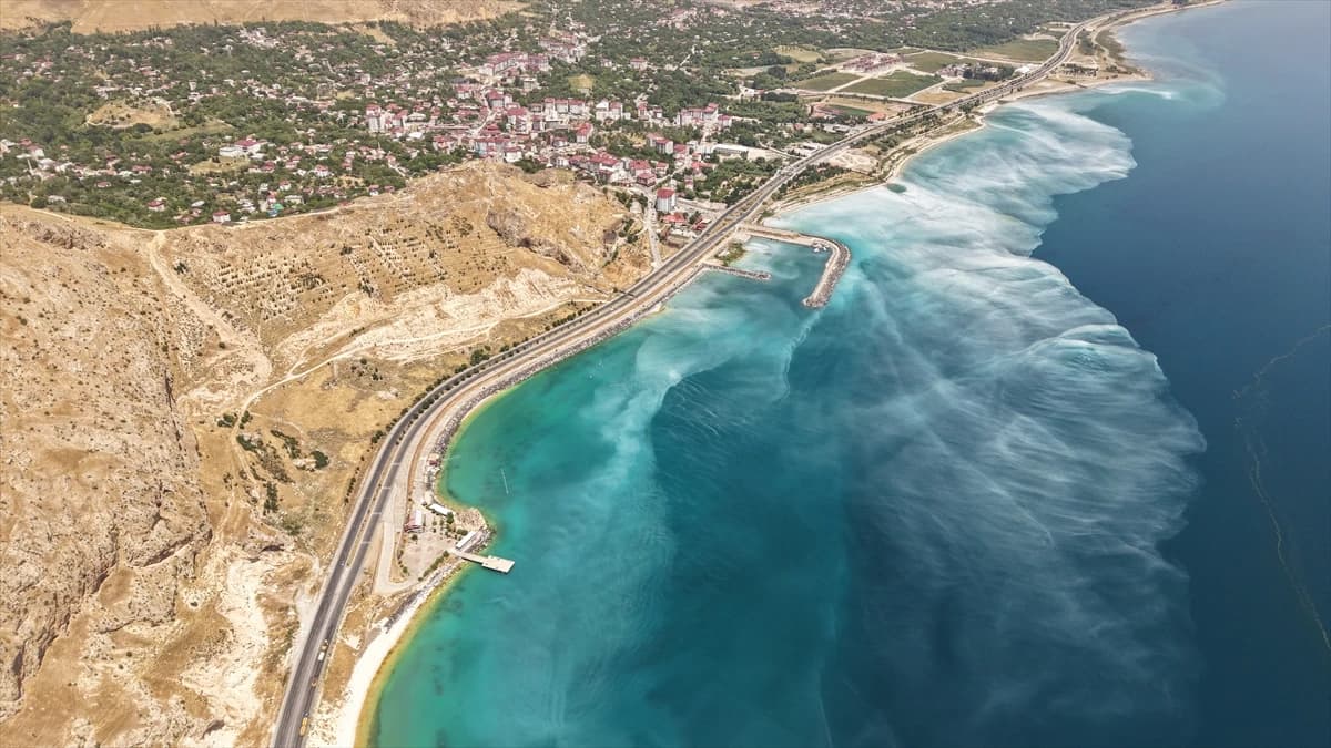 Van Gölü üzerinden oluşan desenler görenleri şaşırttı