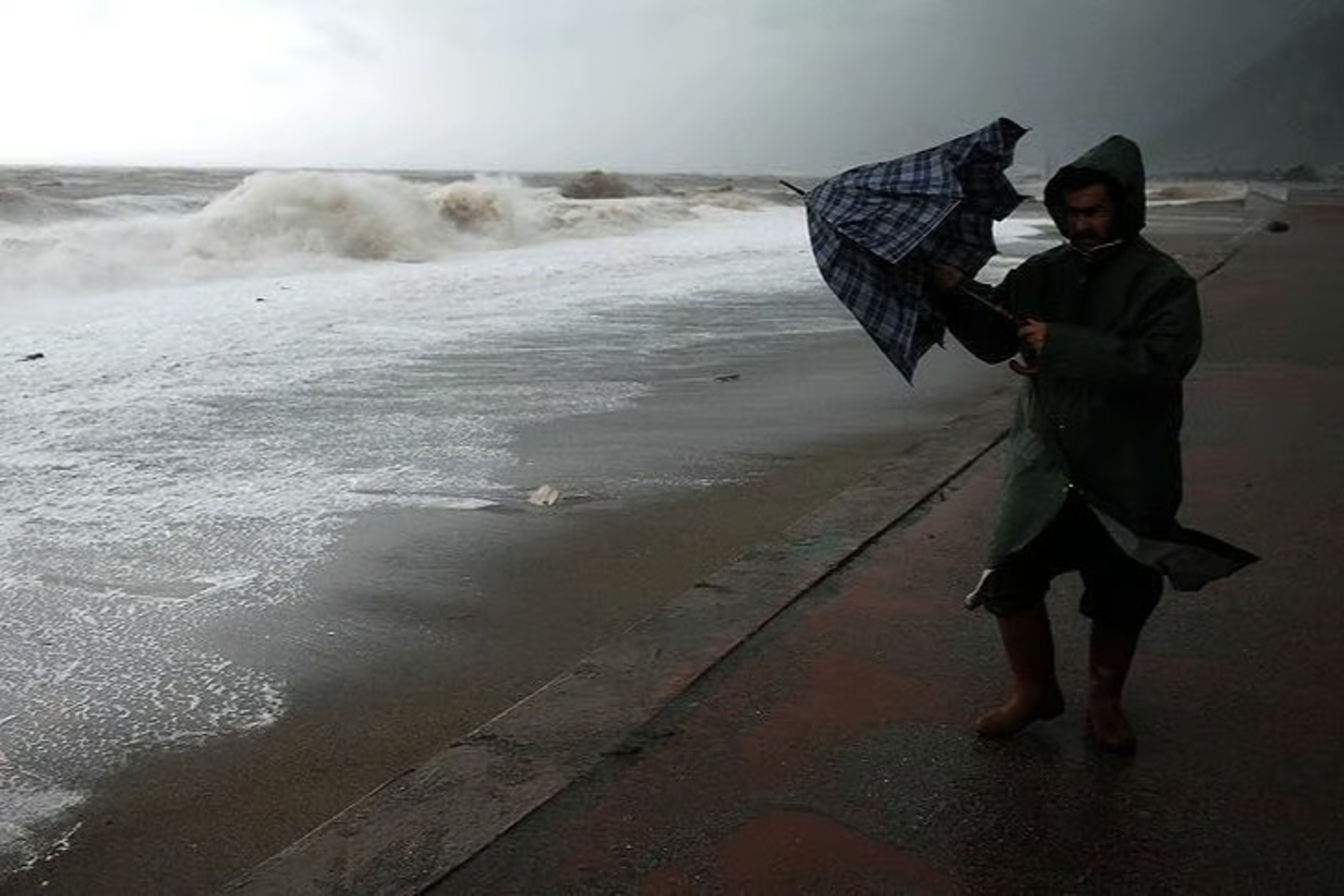 Meteoroloji uyardı! Ani sel ve fırtına tehlikesi kapıda