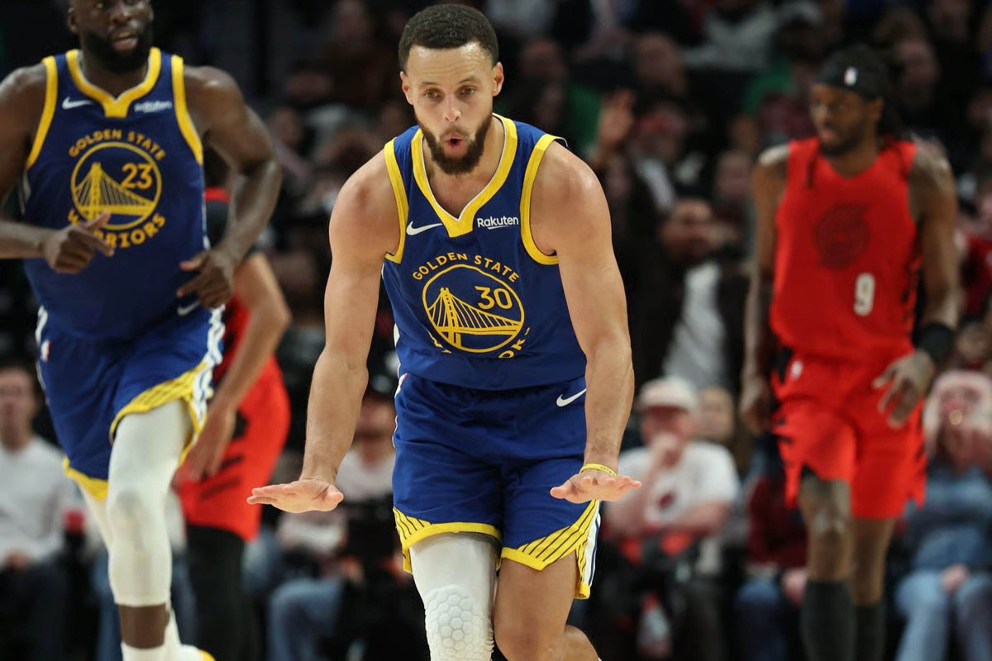 Stephen Curry, Michael Jordan'ı geride bırakarak tarihe geçti!