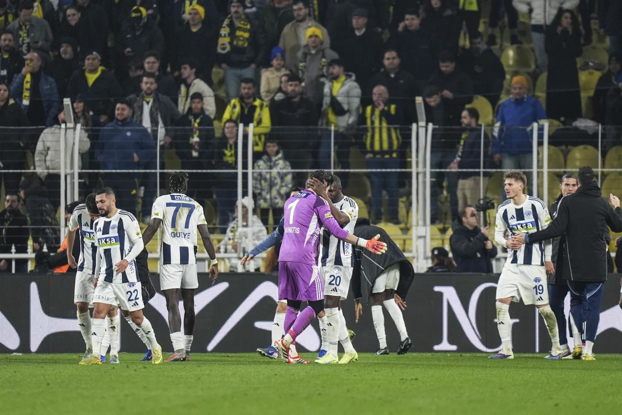 Kasımpaşalı futbolcular gol sonrası seviniyor