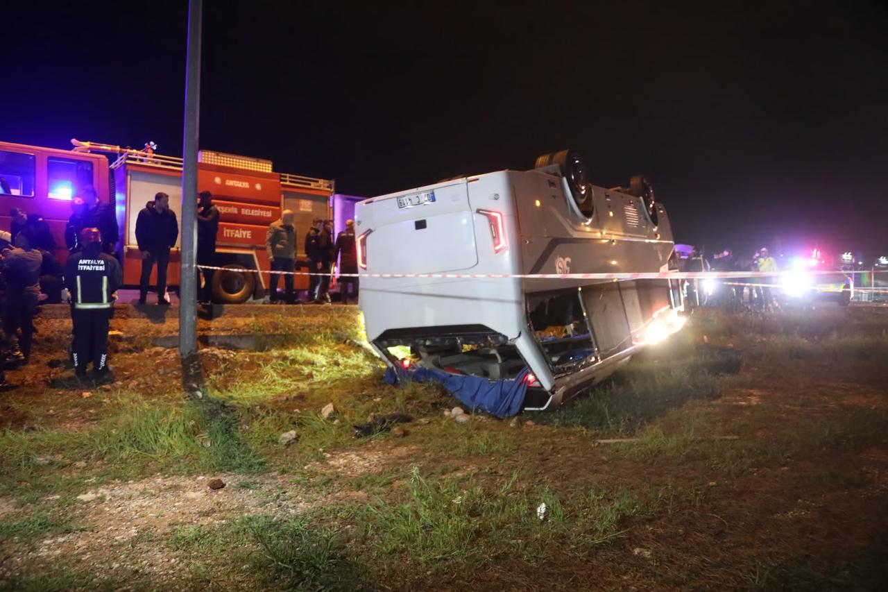 Antalya'da cezaevi servisi devrildi: 16 infaz koruma memuru yaralandı