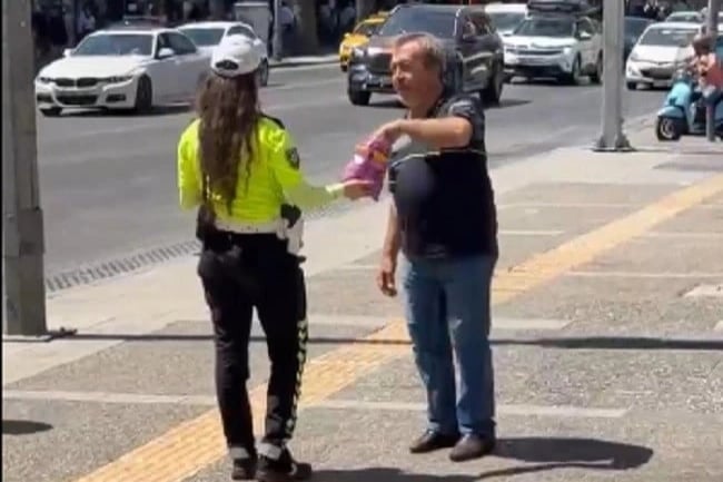 Trafik polisinden Mevlit Kandili'nde çikolata ikramı