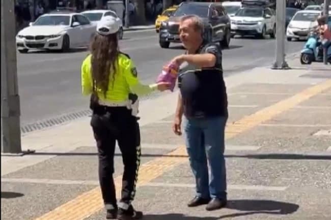 Trafik polisinden Mevlit Kandili'nde çikolata ikramı