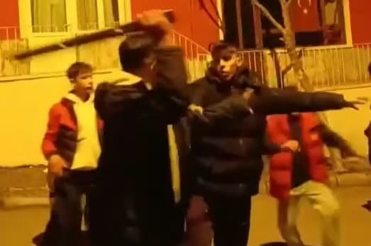 Kemer ve sopalarla saldıran 2 çocuk tutuklandı