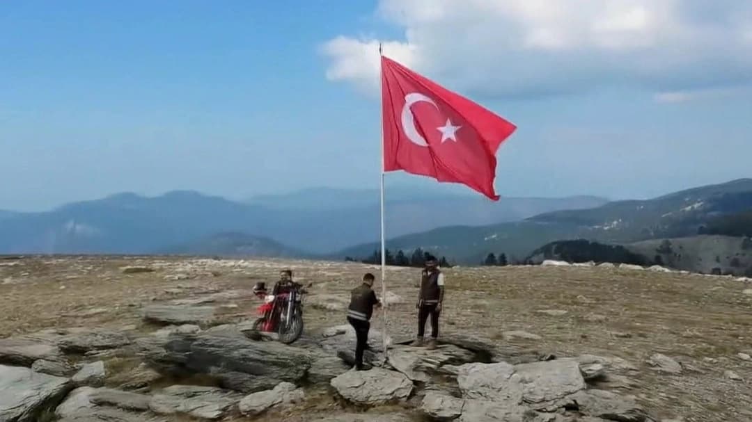 Keldaz zirvesinde şanlı dalgalanma için motor sürdüler