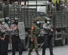 Myanmar'da 4,5 yıl sonra OHAL kaldırıldı