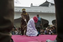 Singapur'da Dolandırıcılara Kırbaç Cezası Devri Başlıyor