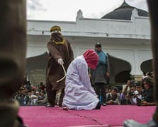 Singapur'da Dolandırıcılara Kırbaç Cezası Devri Başlıyor