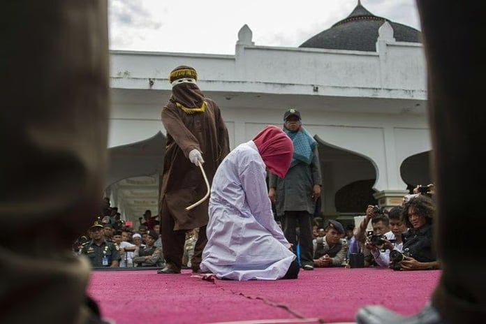 Singapur'da Dolandırıcılara Kırbaç Cezası Devri Başlıyor