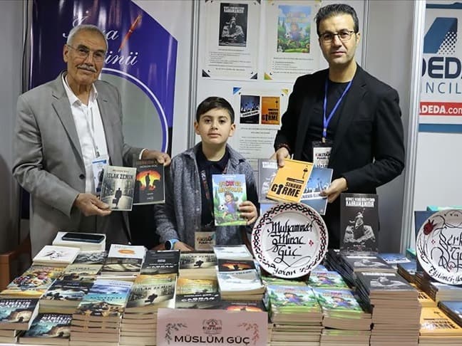 Üç kuşak yazar ailesi fuarda aynı stantta