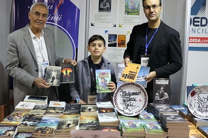 Üç kuşak yazar ailesi kitap fuarında aynı stantta
