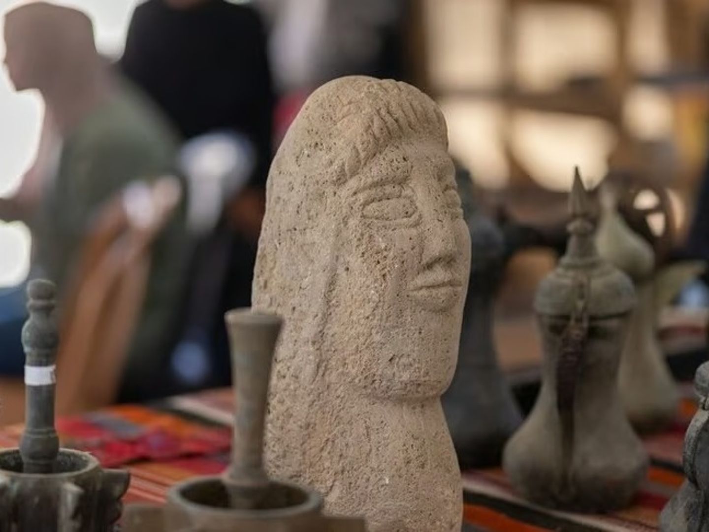 Gazzeli gönüllüler savaşta zarar gören tarihi eserleri korumaya çalışıyor