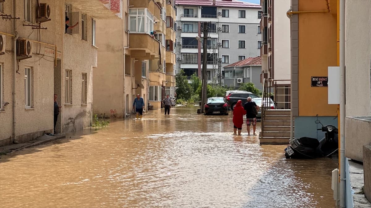Kastamonu'da su baskınları nedeniyle zemin katlar tahliye edildi