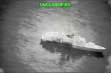 ABD ordusu Hürmüz Boğazı'nda İran'a ait mayın döşeme gemilerini bombaladı