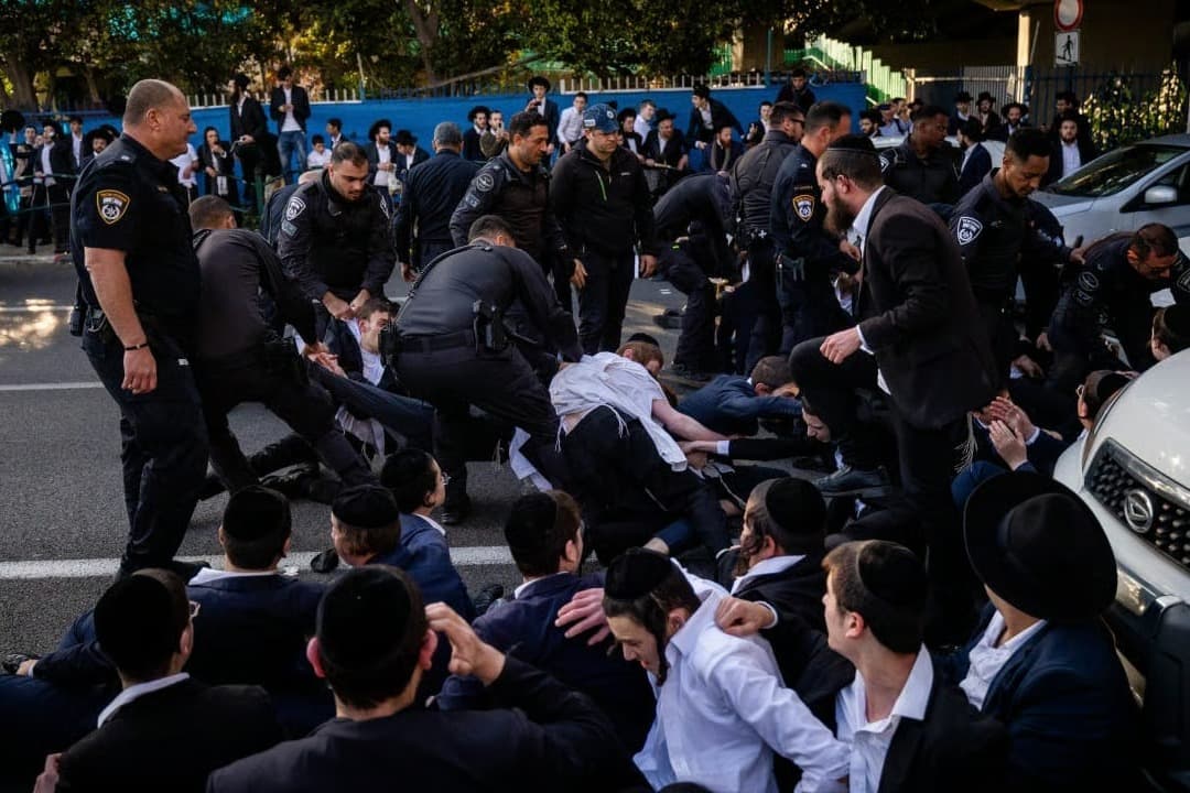 Batı Kudüs’te on binlerce Ultra-Ortodoks Yahudi askerliği protesto etti