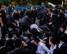 Batı Kudüs’te on binlerce Ultra-Ortodoks Yahudi askerliği protesto etti