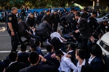 Batı Kudüs’te on binlerce Ultra-Ortodoks Yahudi askerliği protesto etti