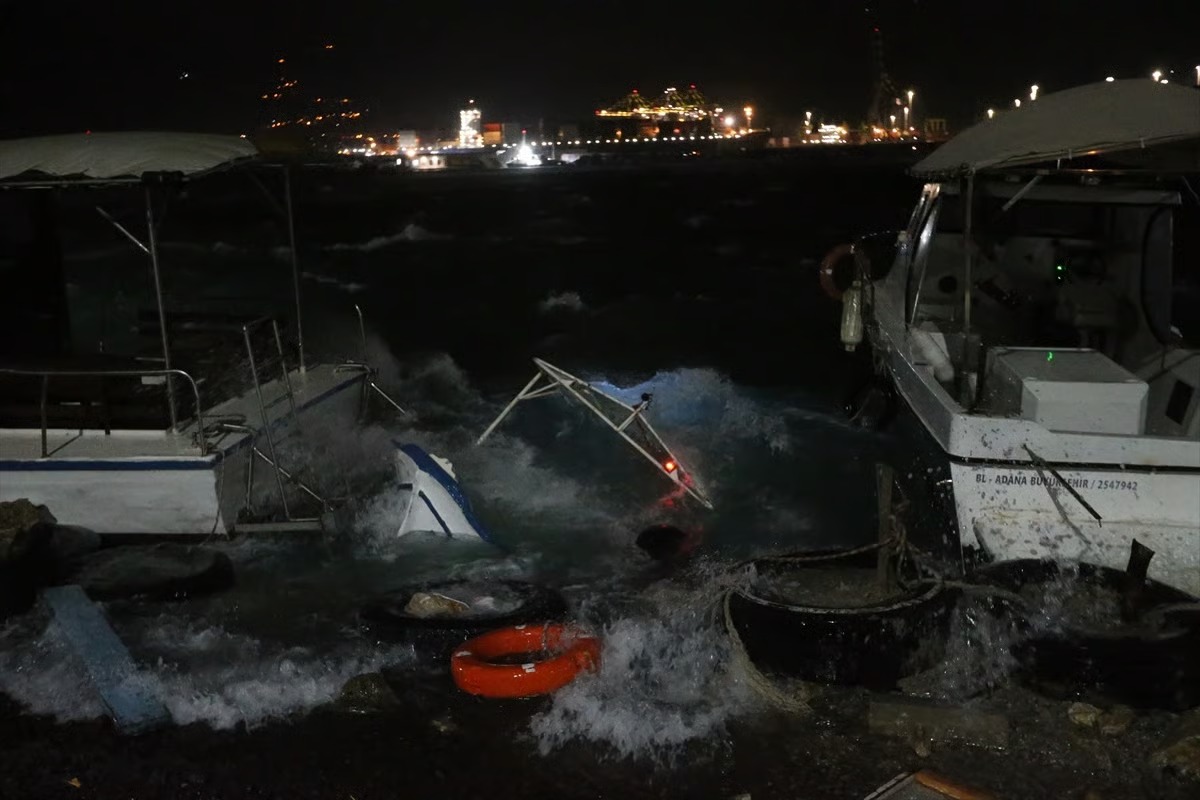 Hatay'da fırtına hayatı olumsuz etkiledi
