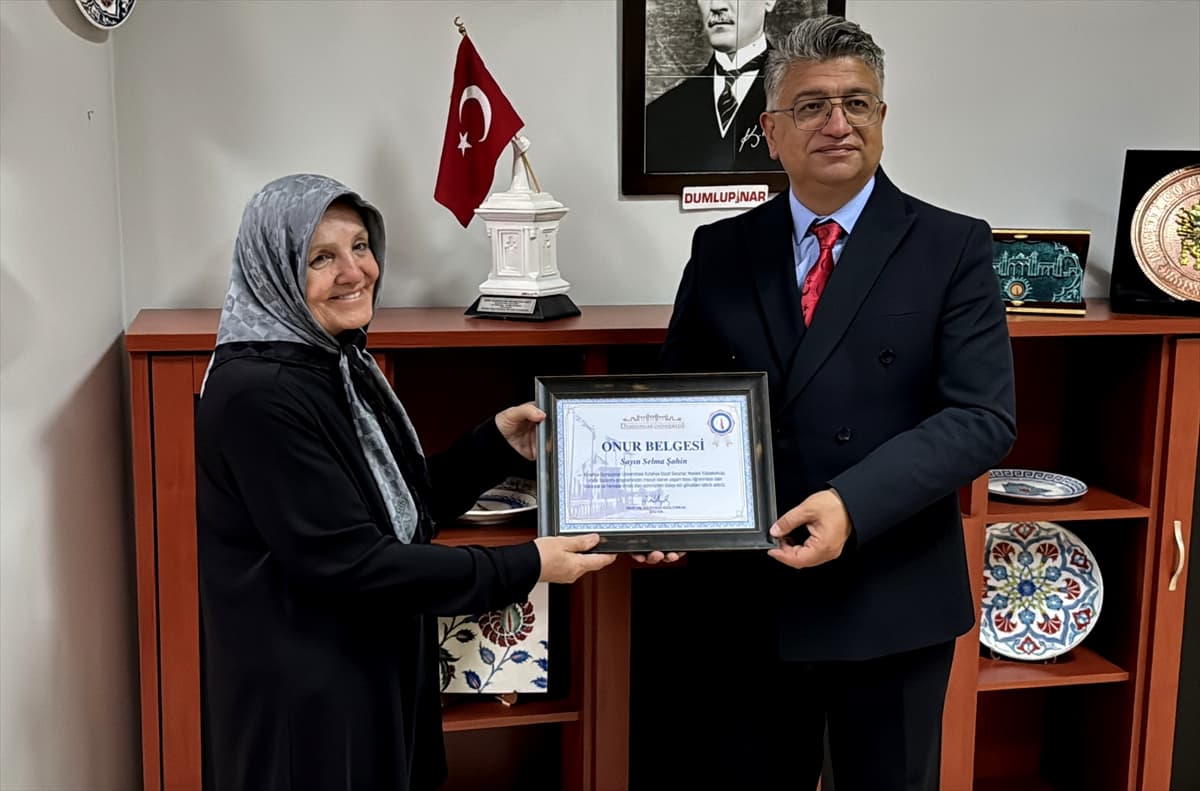 Sınıf arkadaşlarının "Selma teyzesi" meslek yüksekokulunu bitirdi