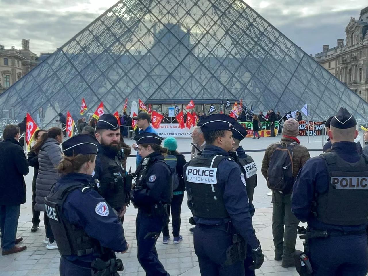 Louvre Müzesi yine kapılarını kapattı