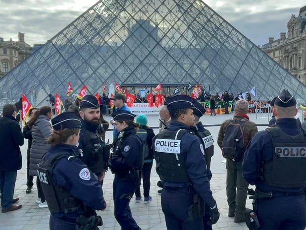 Paris'teki Louvre Müzesi çalışanların grevi nedeniyle yeniden ziyarete kapatıldı