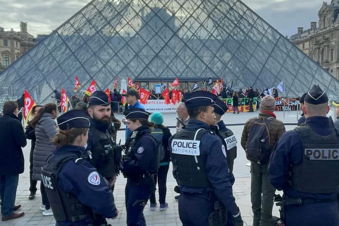 Paris'teki Louvre Müzesi çalışanların grevi nedeniyle yeniden ziyarete kapatıldı